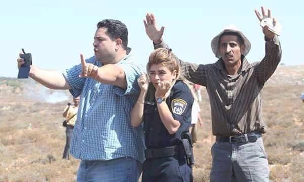 Photo of Israeli police officer protected by Palestinian demonstrators